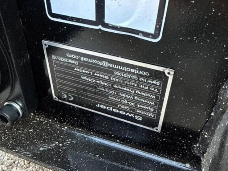 2025-giyi-qsj-sweeper-for-stand-up-skid-steer-image-5