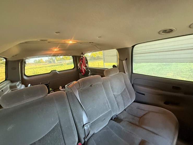 2004-chevrolet-suburban-image-43