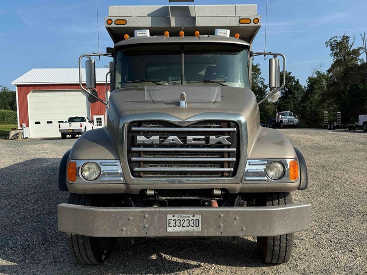 2005-mack-granite-ch713-tri-axle-dump-image-2