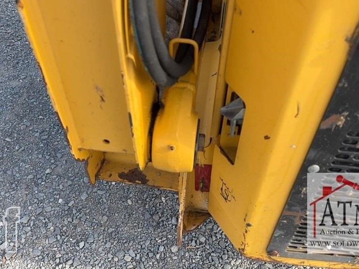 2008-deere-320-image-14