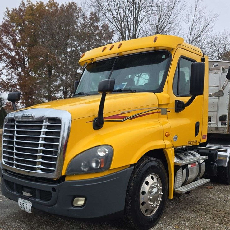 2012 Freightliner Day Cab Semi, DD13 Engine, New Batteries this year, good maintenance history, 11r22.5, aluminum rims, 180'' wheelbase, 10 speed EATON Transmission, 412,714 miles, Heat/AC, Radio, Air Ride Seat, Power Windows, VIN- FUJGEDV5DSBU6256