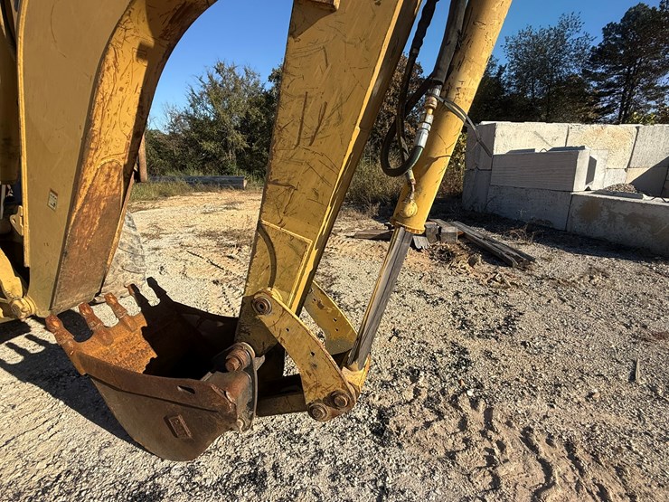 caterpillar-420d-image-32