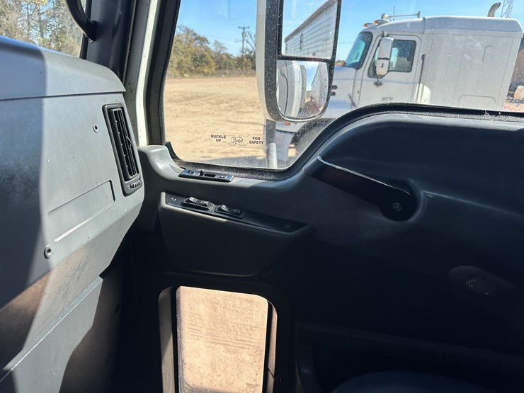 #33704-•-2011-mack-cxu-t/a-sleeper-truck-tractor-1m1aw09y8bm013165-image-72