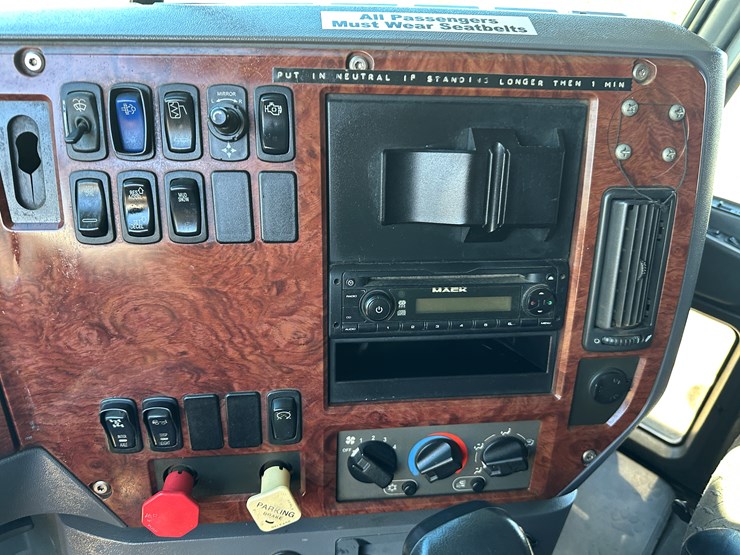 #33712-•-2011-mack-cxu-t/a-sleeper-truck-tractor-1m1aw09y5bm013138-image-71