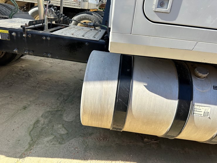 #33710-•-2011-mack-cxu-t/a-sleeper-truck-tractor-1m1aw09y3bm013638-image-48