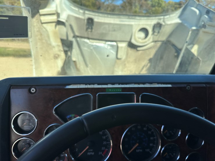 #33704-•-2011-mack-cxu-t/a-sleeper-truck-tractor-1m1aw09y8bm013165-image-68