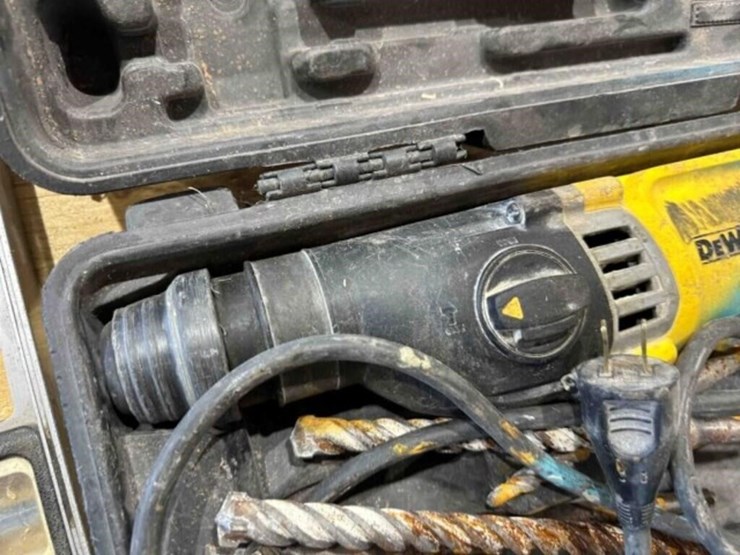 dewalt-hammer-drill--powers-on-image-2