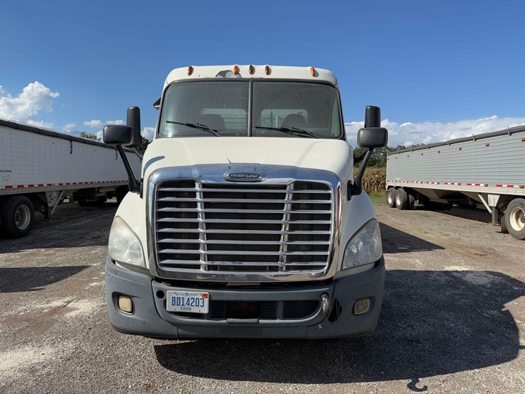 freightliner-semi-tractor-image-2