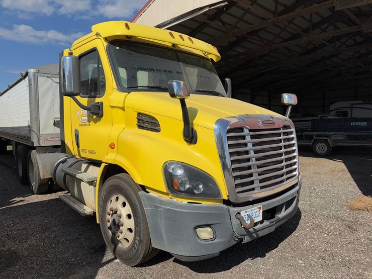 freightliner-semi-tractor-image-3