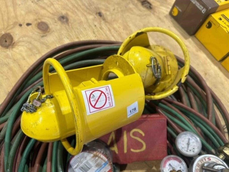 2-torches,-hose,-safety-caps,-gauges,-bottle-cart-image-4