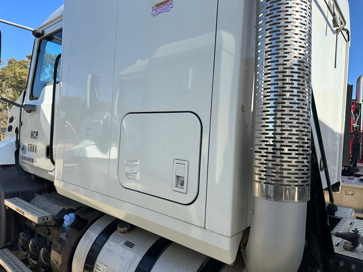 #33710-•-2011-mack-cxu-t/a-sleeper-truck-tractor-1m1aw09y3bm013638-image-30