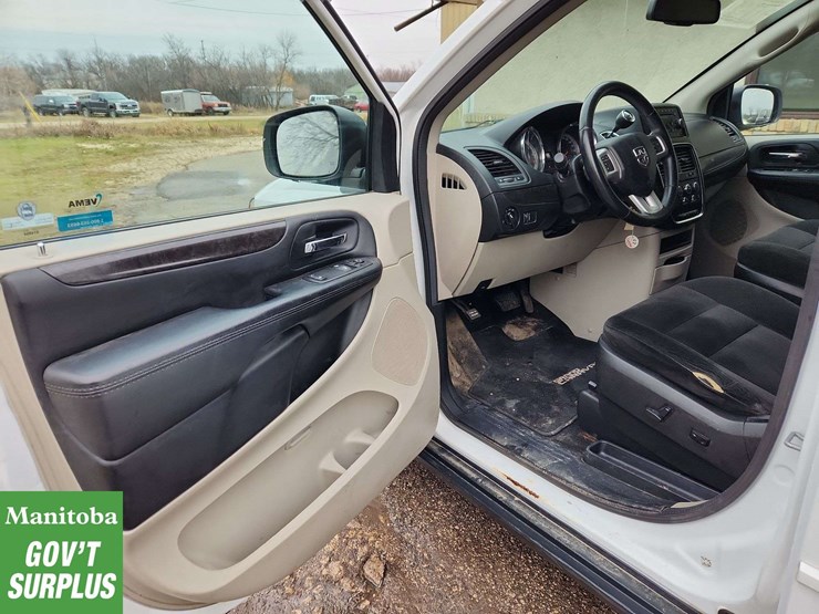 2015-dodge-grand-caravan-image-11