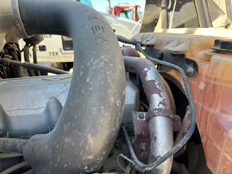 #33710-•-2011-mack-cxu-t/a-sleeper-truck-tractor-1m1aw09y3bm013638-image-64