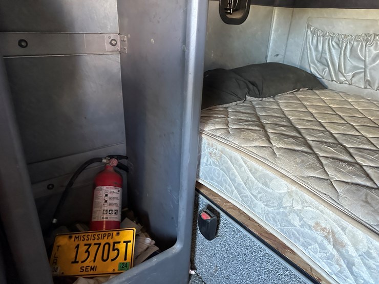 #33710-•-2011-mack-cxu-t/a-sleeper-truck-tractor-1m1aw09y3bm013638-image-79