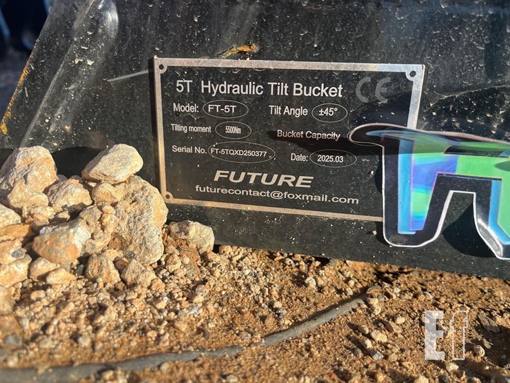 future-5t-hydraulic-tilt-bucket-image-4