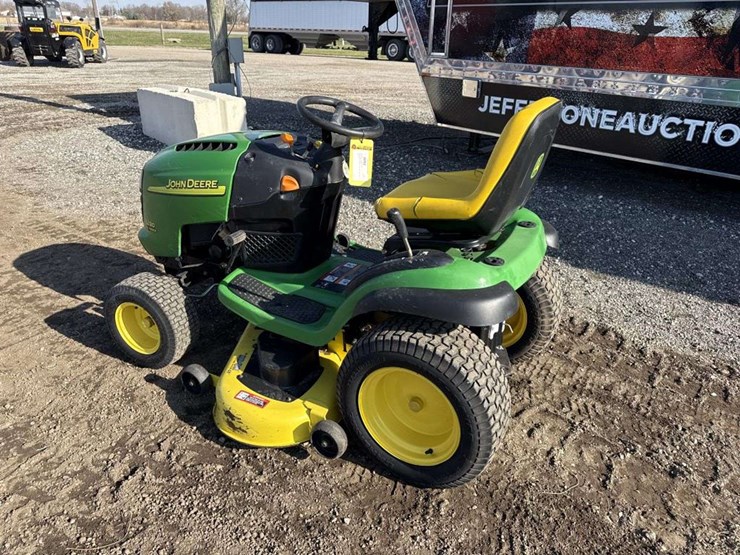 john-deere-l130-lawn-tractor-image-2