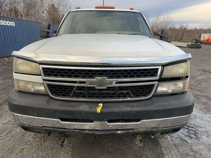 2006-chevrolet-3500-image-2