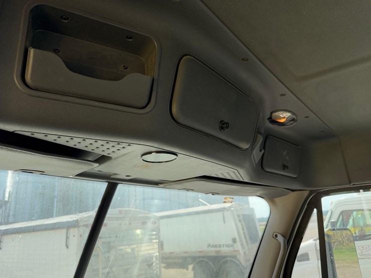 freightliner-semi-tractor-image-27