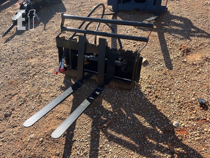 future-mini-skid-steer-loader-hydraulic-side-shift-image-1