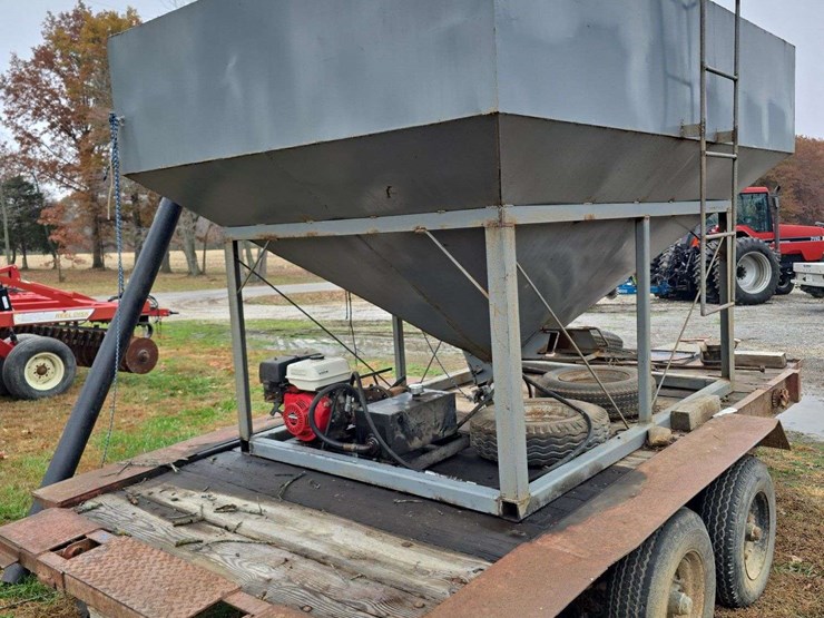 homemade-seed-tender-trailer,-holds-4-pro-boxes,-honda-engine,-with-hyd-control,-steel-auger,-dual-compartment,-on-tandem-axle-trailer,-no-title-image-5