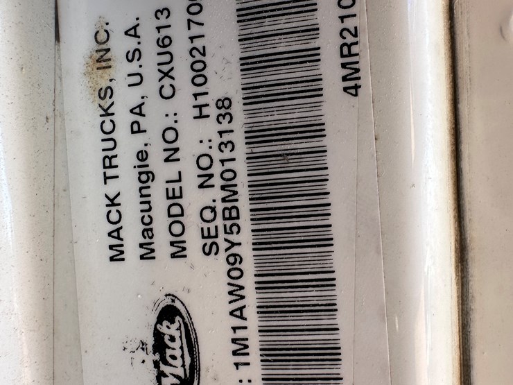 #33712-•-2011-mack-cxu-t/a-sleeper-truck-tractor-1m1aw09y5bm013138-image-85
