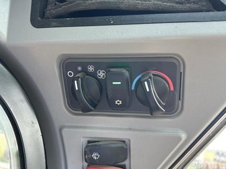 2019-caterpillar-262d3-image-34