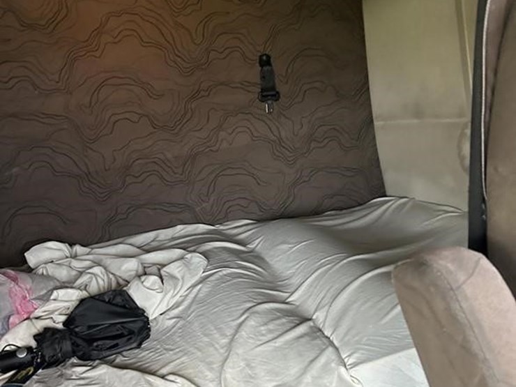 volvo-vnl42t670-image-24