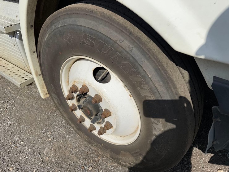 freightliner-semi-tractor-image-11