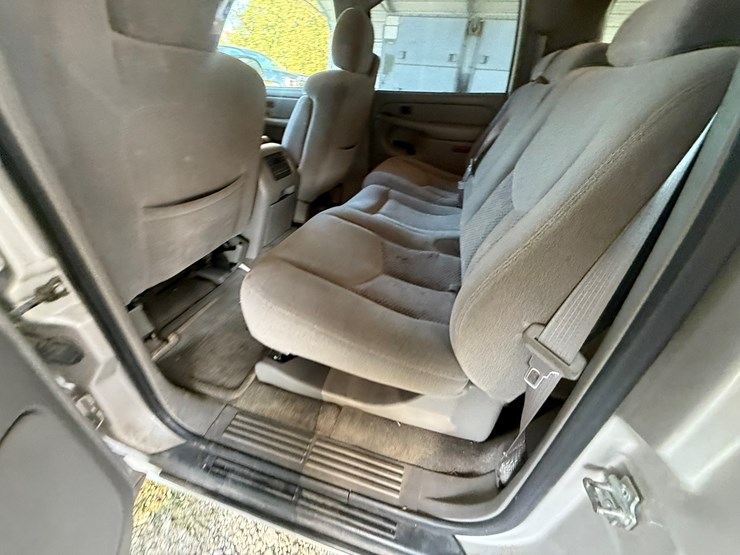 2004-chevrolet-suburban-image-48