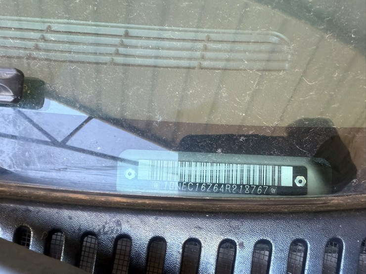 2004-chevrolet-suburban-image-8