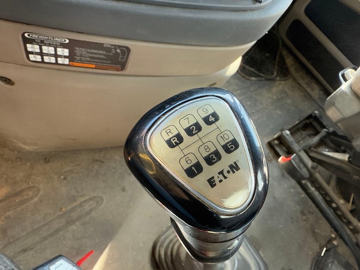 freightliner-semi-tractor-image-24