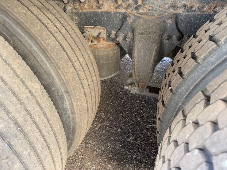 freightliner-semi-tractor-image-14