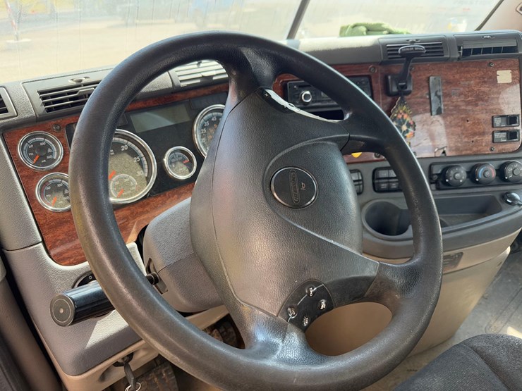 freightliner-semi-tractor-image-21