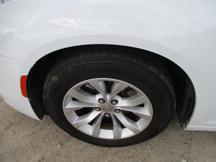 2021-chrysler-300-sedan,-image-14