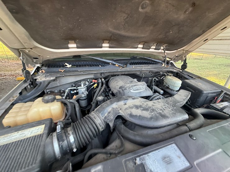 2004-chevrolet-suburban-image-19