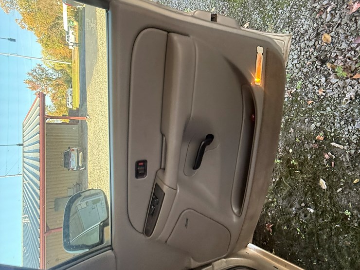 2004-chevrolet-suburban-image-35