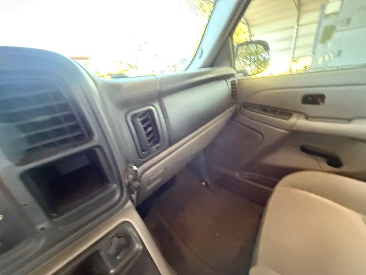 2004-chevrolet-suburban-image-60