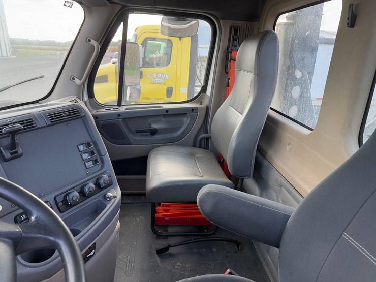 freightliner-semi-tractor-image-29