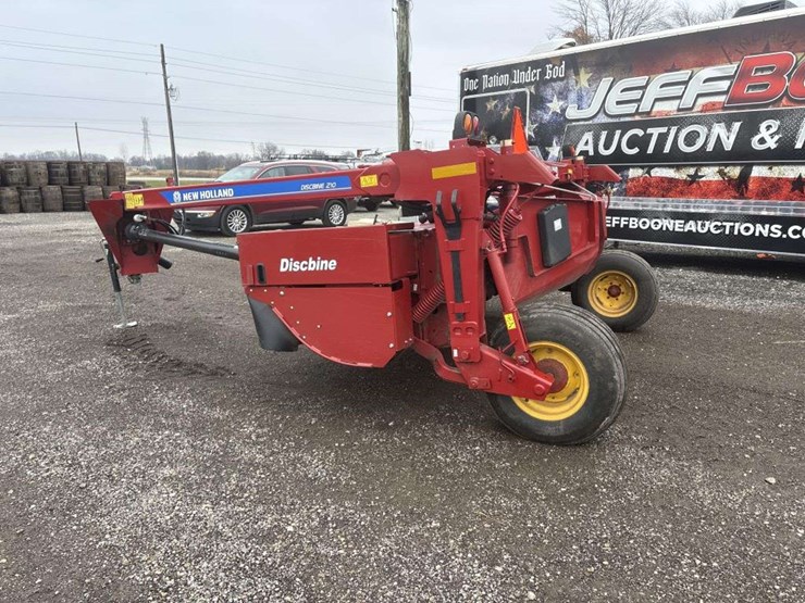 2021-new-holland-210-image-2