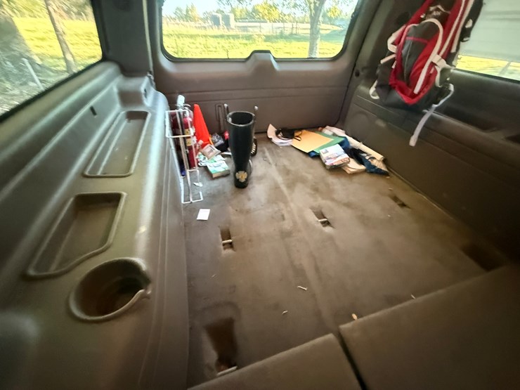 2004-chevrolet-suburban-image-30