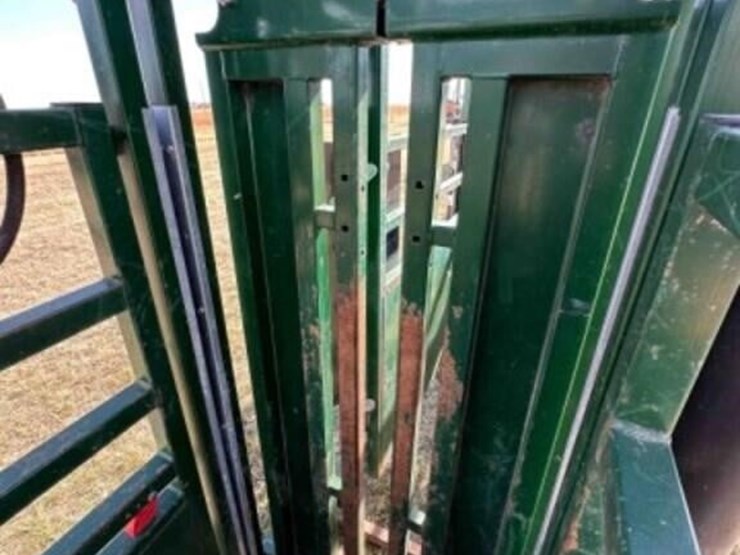 arrowquip-cp-1050-hydraulic-squeeze-chute-image-15