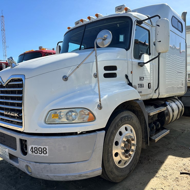 #33710 • 2011 Mack CXU T/A Sleeper Truck Tractor 1M1AW09Y3BM013638