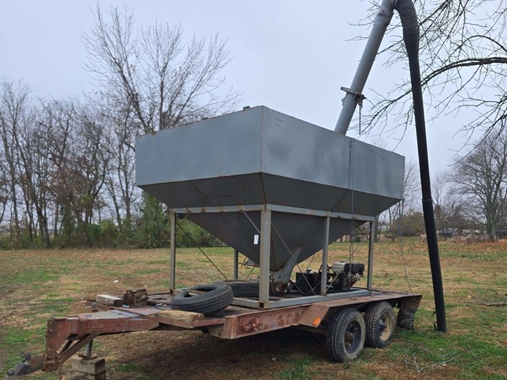 homemade-seed-tender-trailer,-holds-4-pro-boxes,-honda-engine,-with-hyd-control,-steel-auger,-dual-compartment,-on-tandem-axle-trailer,-no-title-image-1