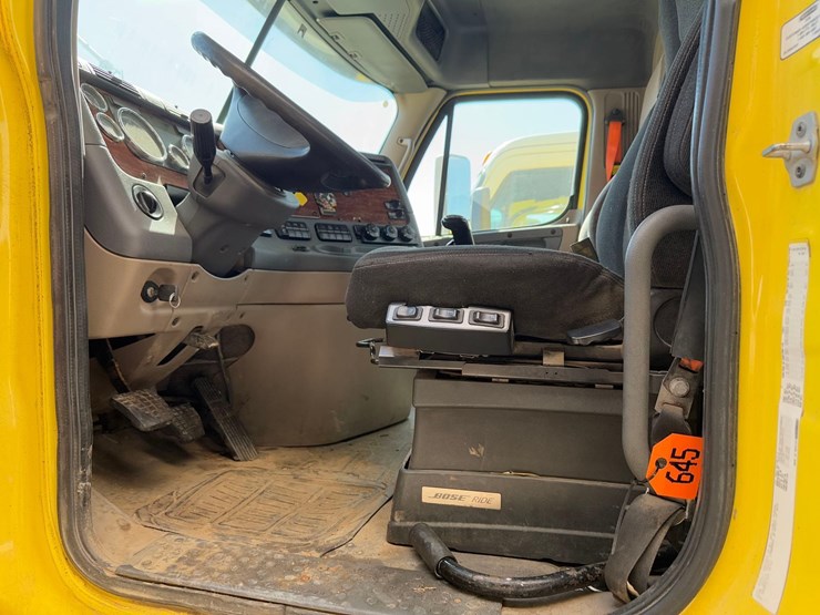 freightliner-semi-tractor-image-19