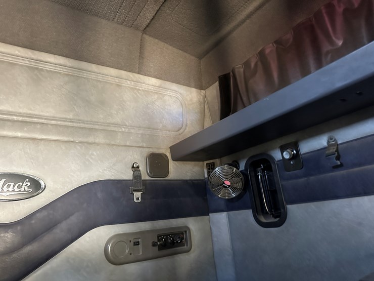 #33710-•-2011-mack-cxu-t/a-sleeper-truck-tractor-1m1aw09y3bm013638-image-84