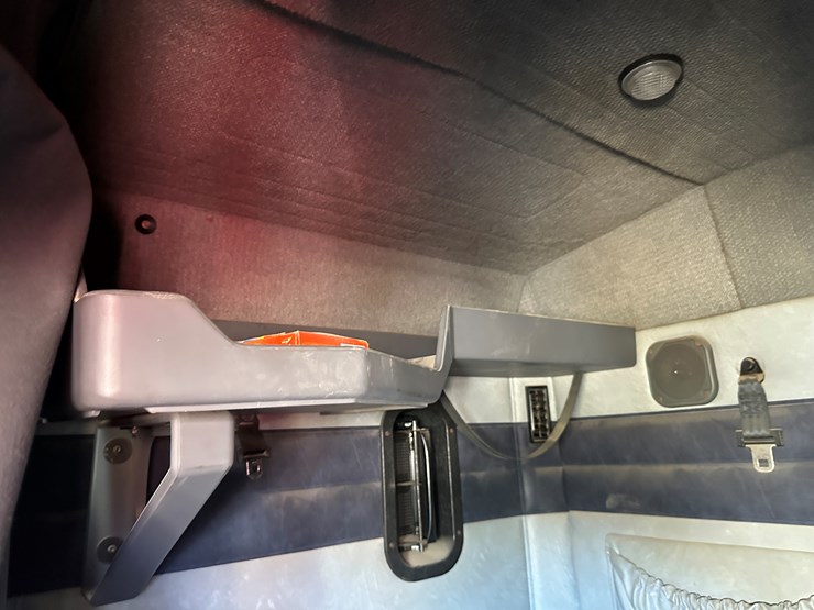 #33704-•-2011-mack-cxu-t/a-sleeper-truck-tractor-1m1aw09y8bm013165-image-78