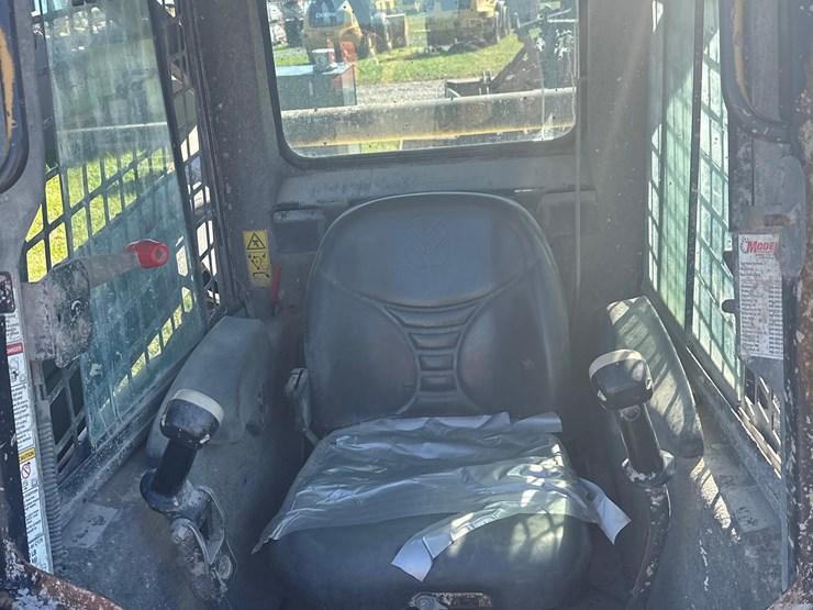 new-holland-l175-image-14