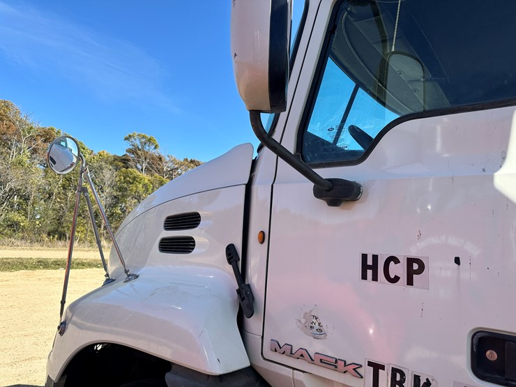 #33704-•-2011-mack-cxu-t/a-sleeper-truck-tractor-1m1aw09y8bm013165-image-33