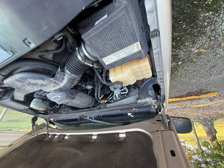 2004-chevrolet-suburban-image-18