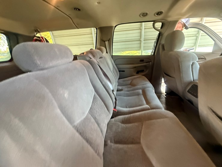 2004-chevrolet-suburban-image-27